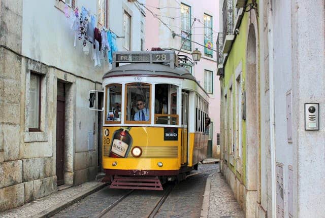 foto del Tram 28 en una cuesta de Alfama